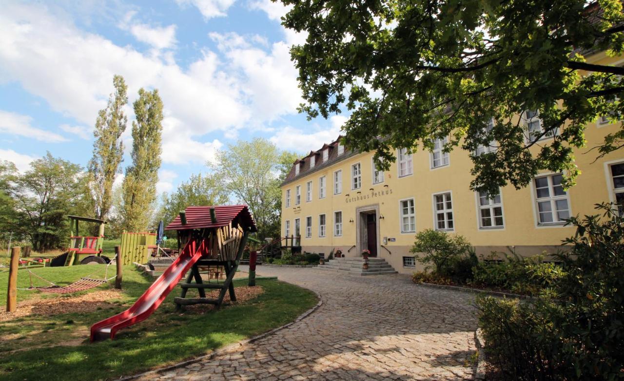 Familien- Und Freizeithotel Gutshaus Petkus Екстериор снимка