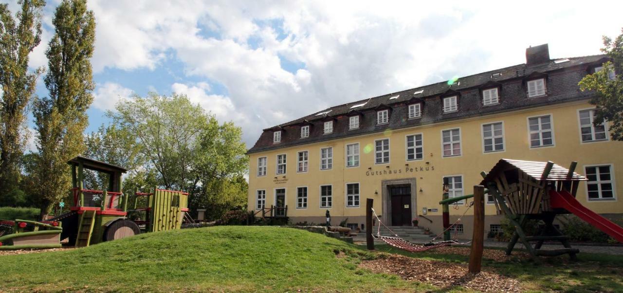 Familien- Und Freizeithotel Gutshaus Petkus Екстериор снимка